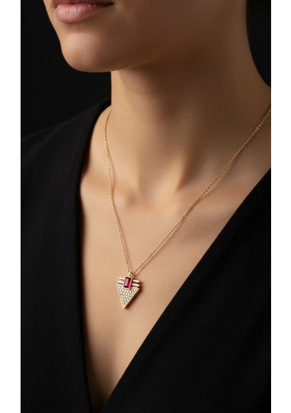 Altın Rengi Zirkon Taşlı ve Yakut Rengi Kare Taş Detaylı Geometrik Üçgen Kolye fiyatları