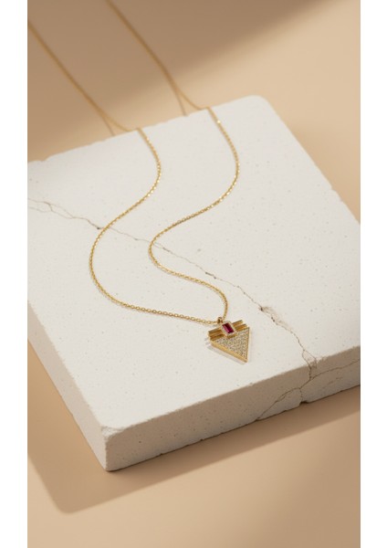 Altın Rengi Zirkon Taşlı ve Yakut Rengi Kare Taş Detaylı Geometrik Üçgen Kolye indirimleri