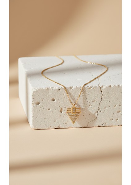 Altın Rengi Zirkon Taşlı Geometrik Üçgen Tasarım Kolye