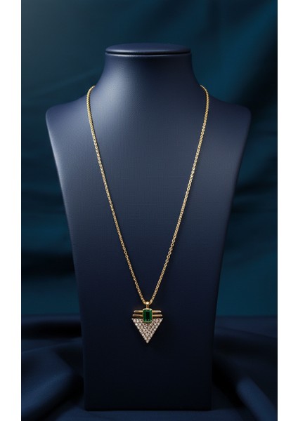 Altın Rengi Zirkon Taşlı ve Yeşil Kare Taş Detaylı Geometrik Üçgen Kolye