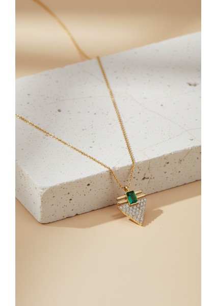 Altın Rengi Zirkon Taşlı ve Yeşil Kare Taş Detaylı Geometrik Üçgen Kolye fırsatları