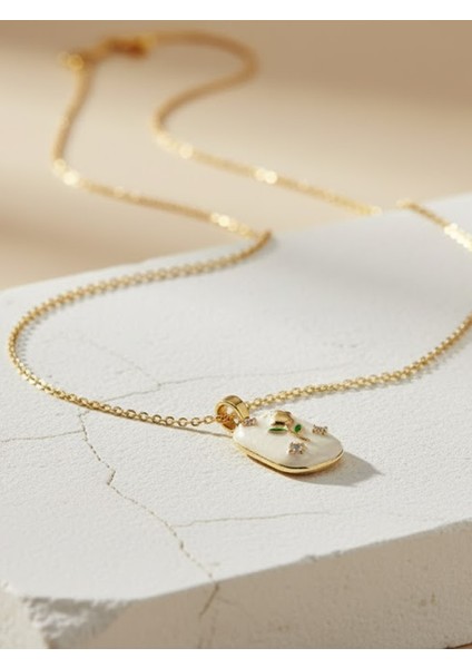 Altın Rengi Zincirde Mineli Beyaz Plaka Üzeri Gül ve Zirkon Taş Detaylı Kolye fiyatları