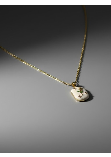 Altın Rengi Zincirde Mineli Beyaz Plaka Üzeri Gül ve Zirkon Taş Detaylı Kolye modelleri