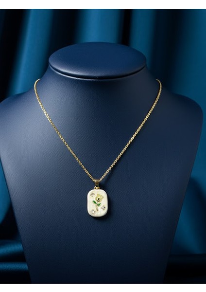 Altın Rengi Zincirde Mineli Beyaz Plaka Üzeri Gül ve Zirkon Taş Detaylı Kolye fırsatları