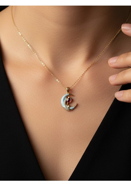 Altın Rengi Mineli Ay Figürlü, Kedi ve Yakut Rengi Taş Detaylı Kolye fırsatları