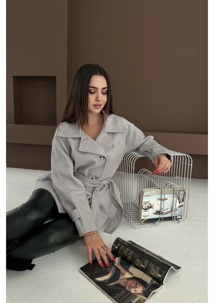 Belden Bağlamalı Düğmeli Kısa Kaşe Kaban