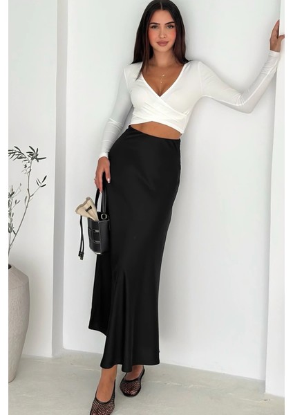 Siyah Yanı Fermuarlı Çan Dökümlü Saten Etek