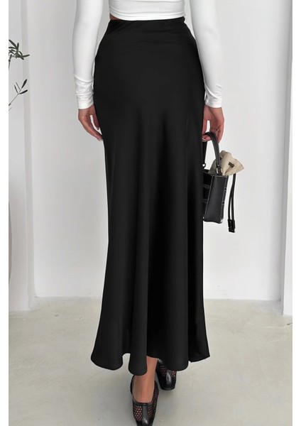 Siyah Yanı Fermuarlı Çan Dökümlü Saten Etek fırsatları