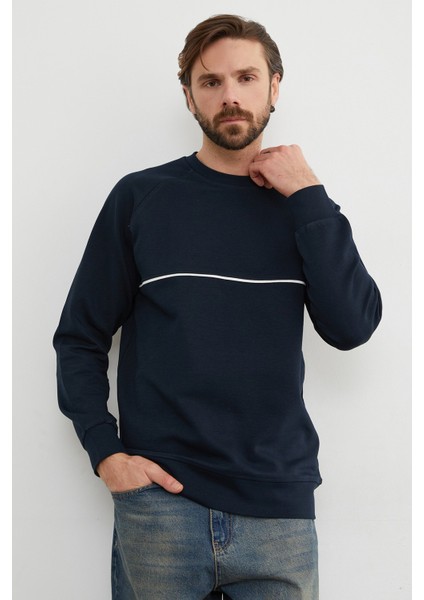 Kontrast Biye Detaylı Bisiklet Yaka Sweatshirt