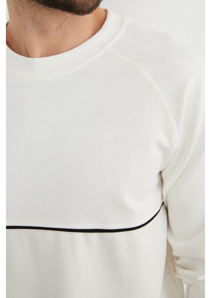 Kontrast Biye Detaylı Bisiklet Yaka Sweatshirt