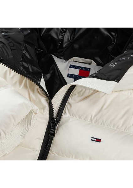 Tommy Hılfıger Kadın Marka Bayrak Logolu Sabit Kapüşonlu Kapitone Dolgulu Beyaz1 Mont DW0DW21617 Ybl modelleri