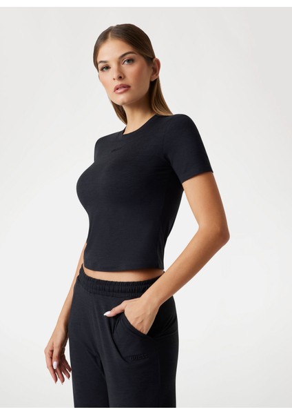 Klasik Yaka Siyah Kadın T-Shirt Aki Kadın Aktif Slim Fit T-Shirt fiyatları