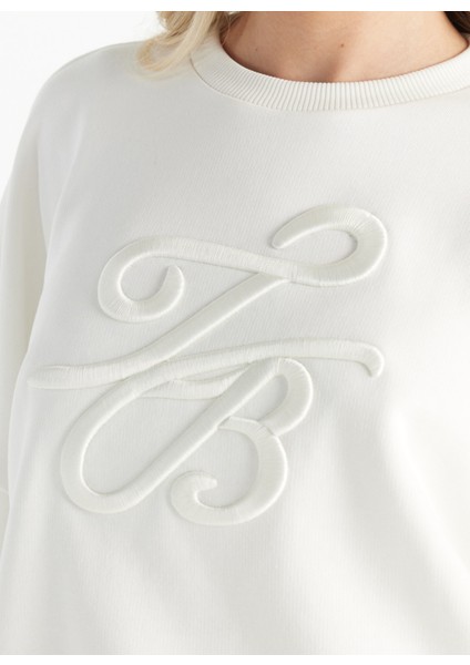 Bisiklet Yaka Nakışlı Ekru Kadın Sweatshırt TBWRTS1023 indirimleri