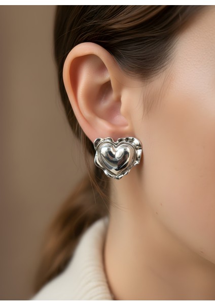 Gümüş Renk Kalp Form Parlak Kabartmalı Modern Kadın Küpe