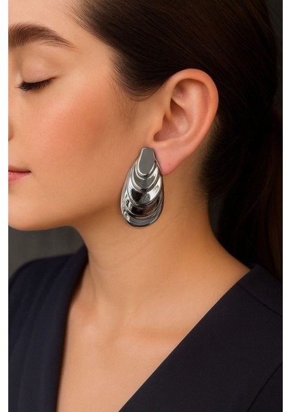 Midye Şeklinde Gümüş Renk Kadın Küpe