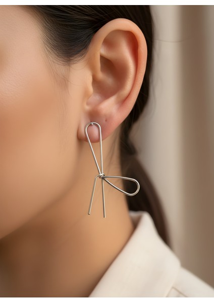 Gümüş Renk Fiyonk Şeklinde Minimal Sallantılı Kadın Küpe