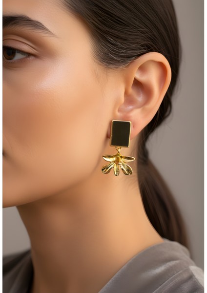 Altın Renk Kare Plaka ve Yaprak Şeklinde Sallantılı Kadın Küpe