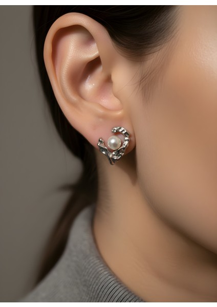 Inci Detaylı Gümüş Küpe | Parlak Yüzeyli Zarif Kadın Küpe