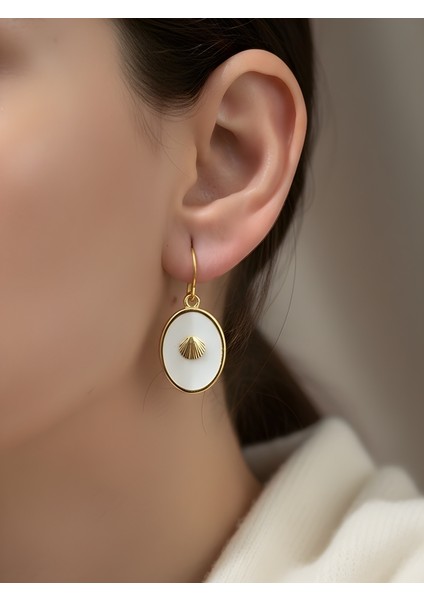 Oval Beyaz Zemin Üzeri Mini Kabuğu Motif Altın Renk Kadın Küpe