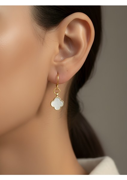 Beyaz Yonca Form Sedef Görünümlü Altın Detay Minimal Kadın Küpe