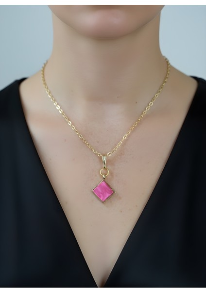 Pembe Kare Detaylı Altın Renk Ince Zincir Kadın Kolye