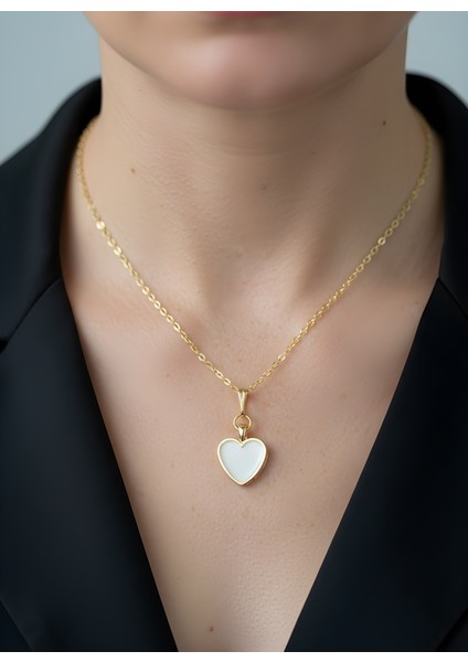 Beyaz Kalp Detaylı Altın Renk Ince Zincir Kadın Kolye