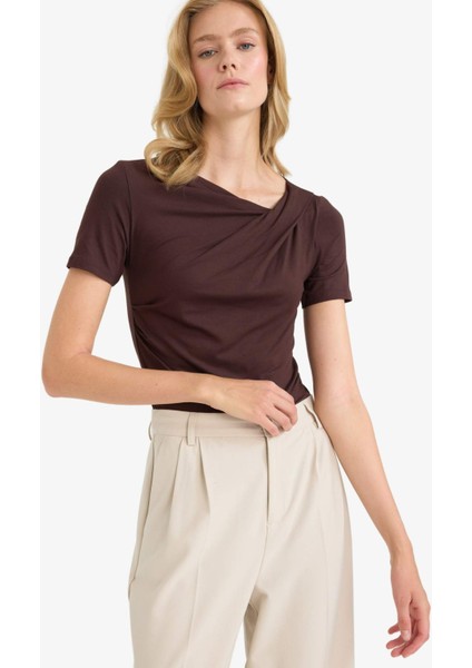 Slim Fit Dar Kesim Kayık Yaka Kısa Kollu Tişört