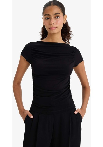 Slim Fit Dar Kesim Kayık Yaka Omzu Açık Siyah Kısa Kollu Tişört