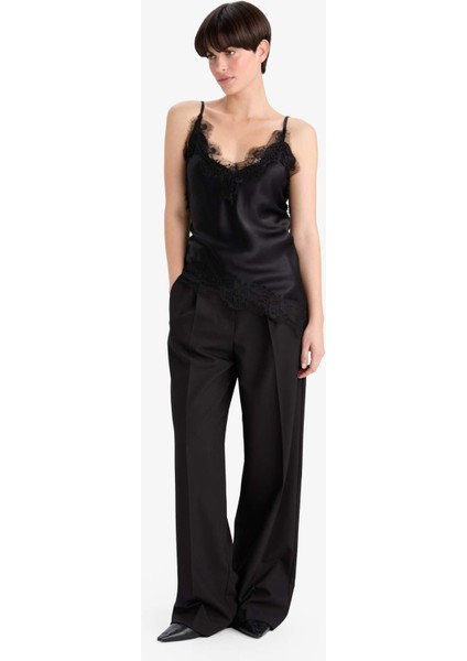 Regular Fit V Yaka Dantel Detaylı Saten İnce Askılı Bluz G2992AX25AU