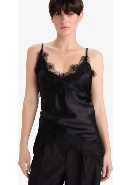 Regular Fit V Yaka Dantel Detaylı Saten İnce Askılı Bluz G2992AX25AU