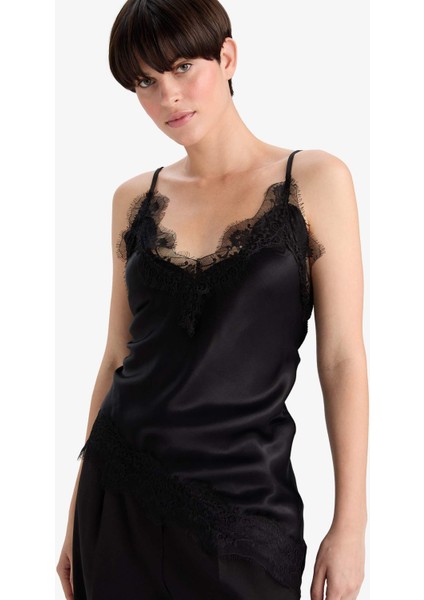 Regular Fit V Yaka Dantel Detaylı Saten İnce Askılı Bluz G2992AX25AU