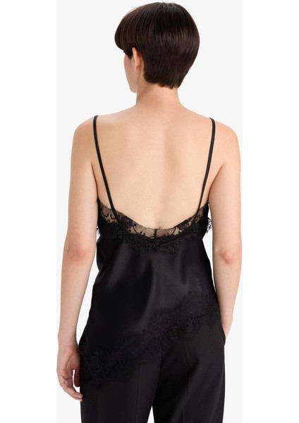 Regular Fit V Yaka Dantel Detaylı Saten İnce Askılı Bluz G2992AX25AU