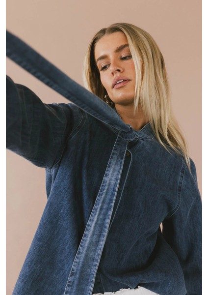 Yaka Bağlamalı Denim Gömlek - Klasik Kesim Kot Gömlek.