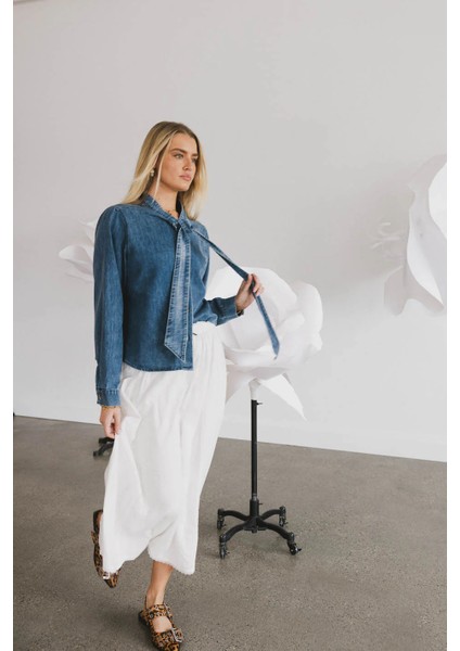 Yaka Bağlamalı Denim Gömlek - Klasik Kesim Kot Gömlek. indirimleri