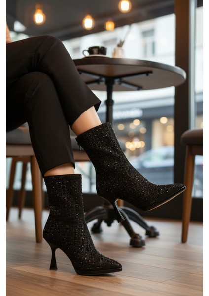 Siyah Taş Işlemeli Içi Kürklü Kadın Topuklu Çizme modelleri