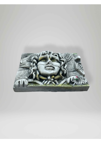 Medusa Figürlü 3D Taş Görünümlü Dekoratif Polyester Magnet Buzdolabı Süsü – Türkiye / Didim Hediyelik 7,5cm x 5,5cm (KOD:1008) fiyatları