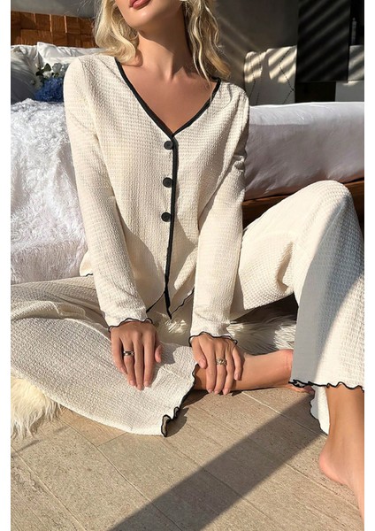 Kadın Beyaz Örme Kumaş V Yaka Düğmeli Rahat Şık Pijama Takımı modelleri