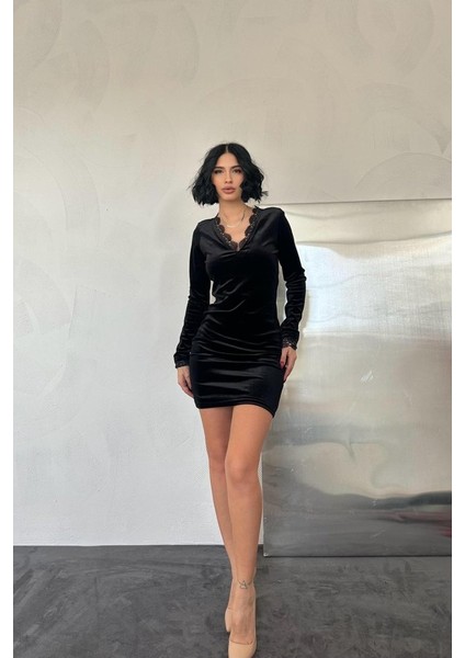Siyah Yaka ve Kol Dantelli Mini Elbise
