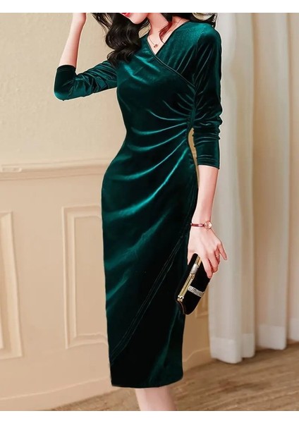 Kadın Uzun Kollu Kruvaze Yakalı Yandan Büzgülü Önden Çapraz Detaylı Midi Kadife Elbise modelleri