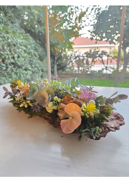 El Yapımı Ağaç Kabuğu Masaüstü Dekor – Yapay Sukulent & Yosun Çiçek Aranjmanı