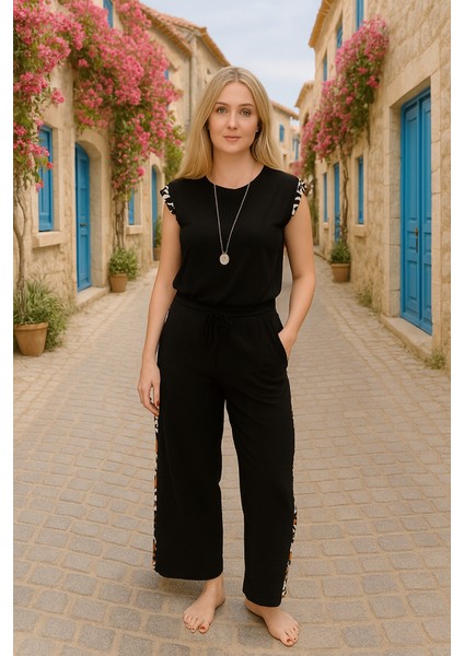 Kadın Yarasa Kol Dijital Baskı Detay Bluz ve Yanı Şerit Detay Kristal Kumaş Pantolon Ikili Takım