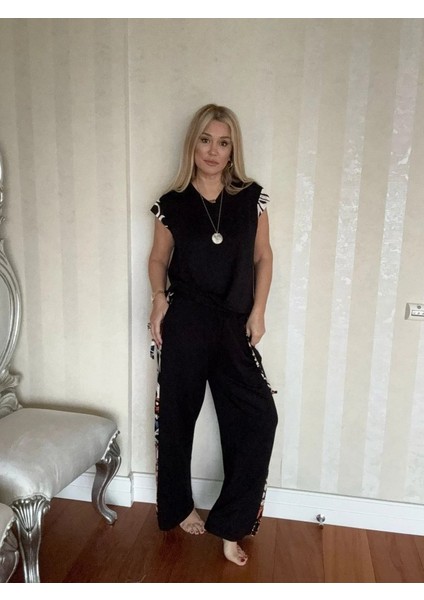 Kadın Yarasa Kol Dijital Baskı Detay Bluz ve Yanı Şerit Detay Kristal Kumaş Pantolon Ikili Takım fiyatları