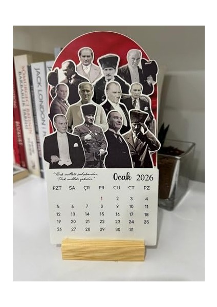 2026 Atatürk Takvimi, Atatürk Temalı, Masa Üstü Ahşap Standlı, Türk Bayrağı Tasarımlı,