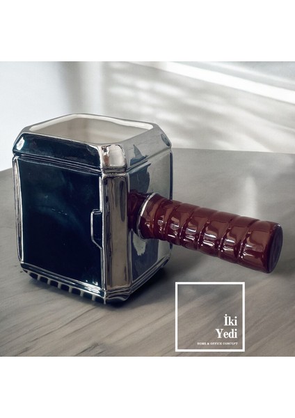 Thor'un Çekici Mjolnir Figürlü Kupa Bardak – Marvel Temalı Porselen Süper Kahraman Hediyelik