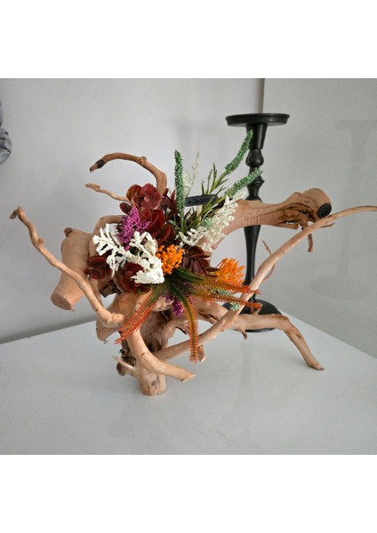 El Yapımı Doğal Kök Dekor – Renkli Yapay Çiçekli Masa Üstü Tasarım