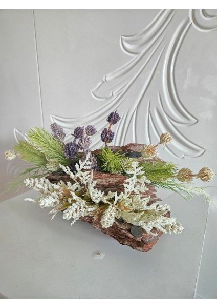 El Yapımı Doğal Ağaç Kabuklu Dekor – Yeşil ve Beyaz Yapay Bitkili Masa Süsü