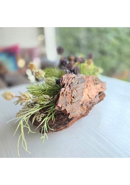 El Yapımı Doğal Ağaç Kabuklu Dekor – Yeşil ve Beyaz Yapay Bitkili Masa Süsü