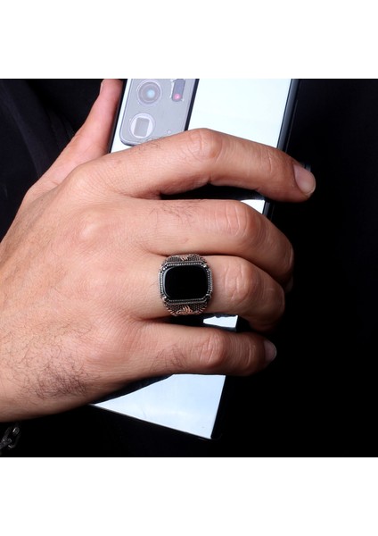 Siyah Oniks Taşlı Tuğra Desenli 925 Ayar Erkek Gümüş Yüzük modelleri
