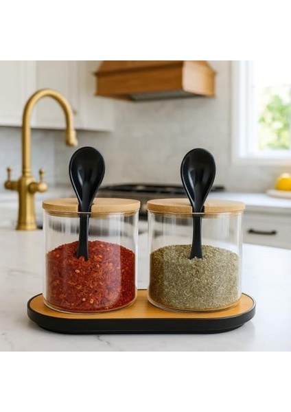 2’li Cam Baharatlık Seti – Kaşıklı, Bambu Kapaklı ve Standlı | Şık Mutfak Düzeni & Pratik Kullanım