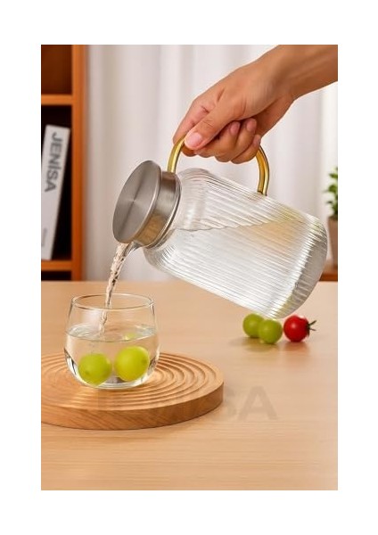 1500 ml Borosilikat Cam Çizgili Sürahi – Süzgeçli Metal Kapaklı, Dayanıklı Şık Tasarım